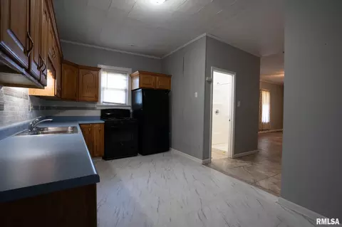 Entry Way - 208 N 9th St, Herrin, IL 62948 photo 2 of 2
