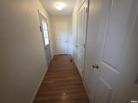 Entry Way - 511 West St, Peru, IL 61354 photo 2 of 2