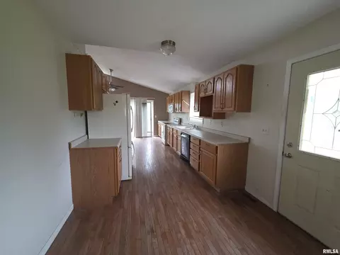 Entry Way - 511 West St, Peru, IL 61354 photo 1 of 2