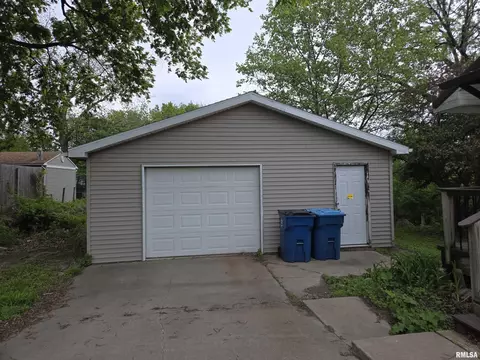 Exterior - 511 West St, Peru, IL 61354 photo 3 of 4