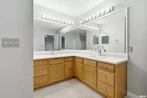 Bath - 2400 W Murphy Dr, Dunlap, IL 61525 photo 2 of 4