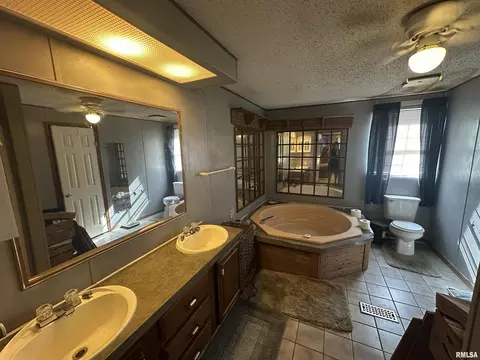 Bath - 2 Carlock Rd, Murphysboro, IL 62966 photo 1 of 2