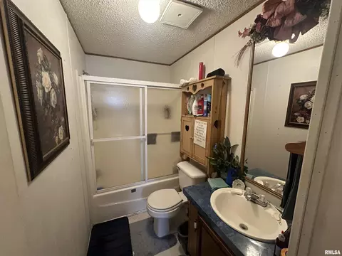 Bath - 2 Carlock Rd, Murphysboro, IL 62966 photo 2 of 2
