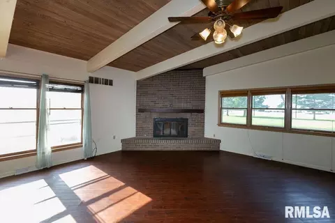 Living - 205 White St, Congerville, IL 61729 photo 2 of 4