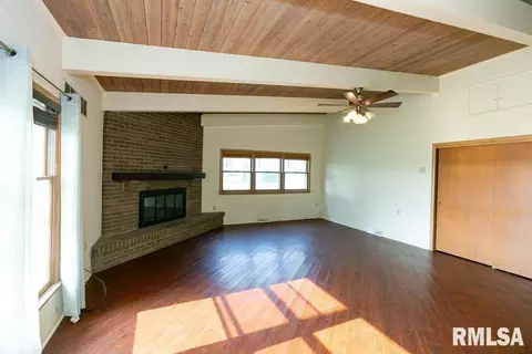 Living - 205 White St, Congerville, IL 61729 photo 3 of 4