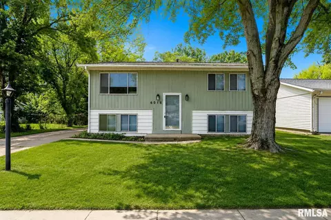 6016 N Idlewhile Dr, Peoria, IL 61615