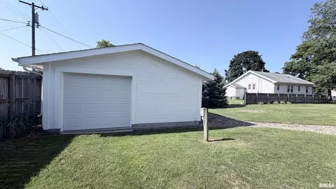Exterior - 204 E Pine St, Dunlap, IL 61525 photo 3 of 5