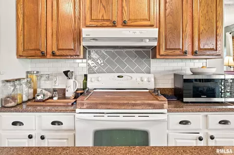 Kitchen - 3100 Ozark Rd, Ozark, IL 62972 photo 2 of 3