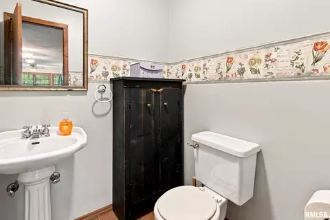Bath - 3100 Ozark Rd, Ozark, IL 62972 photo 1 of 5