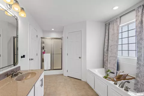 Bath - 1704 N Smith Ave, Marion, IL 62959 photo 2 of 6