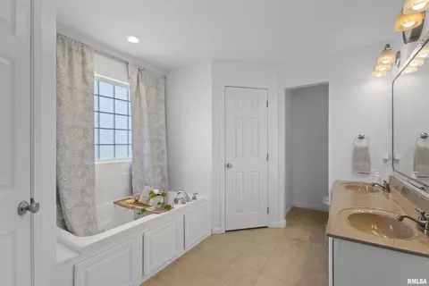 Bath - 1704 N Smith Ave, Marion, IL 62959 photo 3 of 6