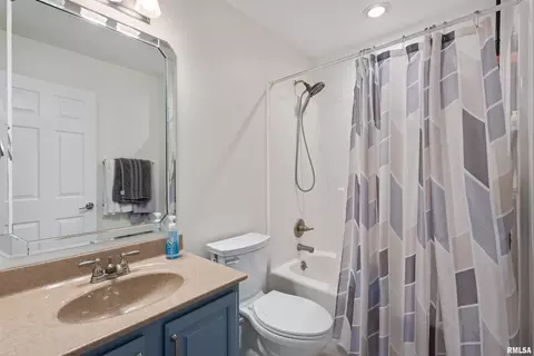 Bath - 1704 N Smith Ave, Marion, IL 62959 photo 6 of 6