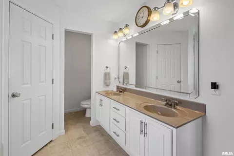 Bath - 1704 N Smith Ave, Marion, IL 62959 photo 1 of 6