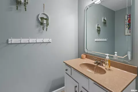 Bath - 1704 N Smith Ave, Marion, IL 62959 photo 4 of 6