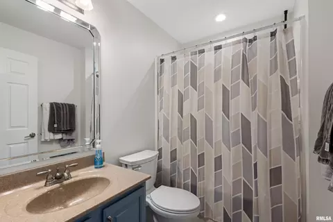Bath - 1704 N Smith Ave, Marion, IL 62959 photo 5 of 6