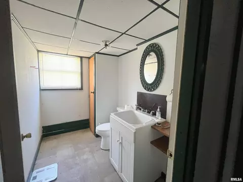 Bath - 409 233rd St, Aledo, IL 61231 photo 2 of 2