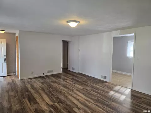 Living - 610 3rd Ave, Canton, IL 61520 photo 2 of 5