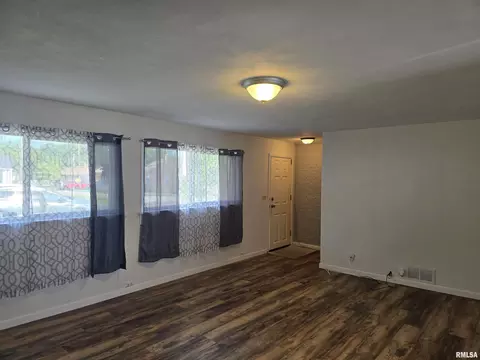 Living - 610 3rd Ave, Canton, IL 61520 photo 3 of 5