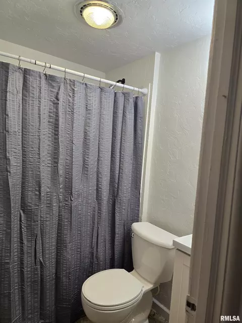 Bath - 610 3rd Ave, Canton, IL 61520 photo 3 of 3