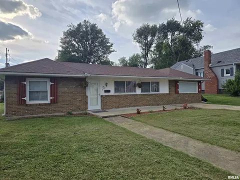 Exterior - 610 3rd Ave, Canton, IL 61520 photo 4 of 6