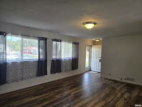 Living - 610 3rd Ave, Canton, IL 61520 photo 1 of 5