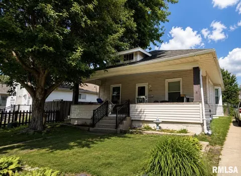 636 S 12th St, Pekin, IL 61554