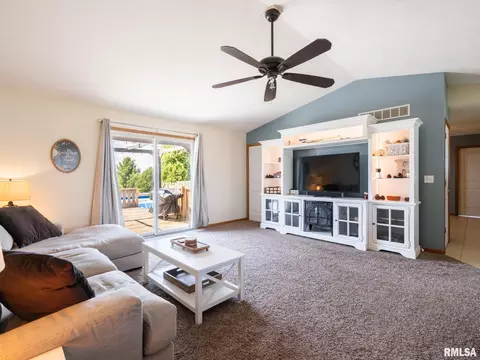 Living - 912 Dennis Dr, Eureka, IL 61530 photo 5 of 6
