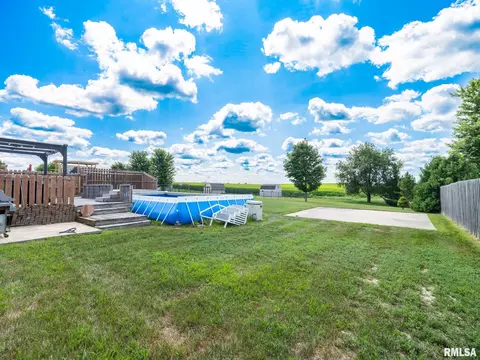 Exterior - 912 Dennis Dr, Eureka, IL 61530 photo 4 of 14