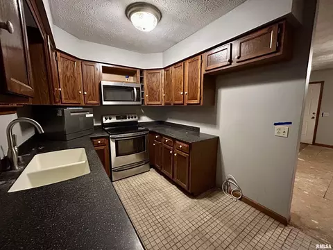 Kitchen - 210 E 19th Street C, Metropolis, IL 62960 photo 2 of 3