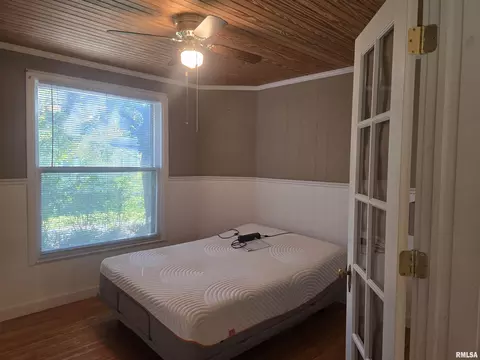 Bedroom - 146 E Hickory St, Canton, IL 61520 photo 2 of 3