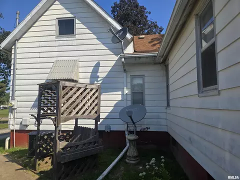 Exterior - 146 E Hickory St, Canton, IL 61520 photo 8 of 13
