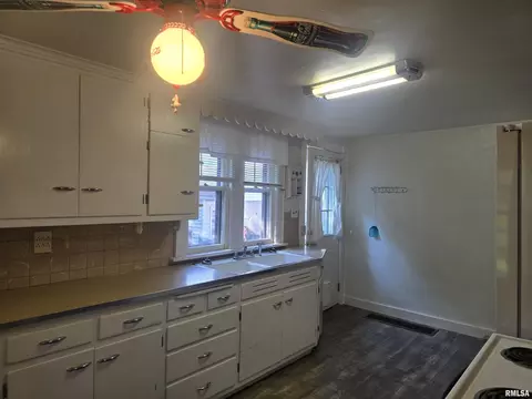 Kitchen - 146 E Hickory St, Canton, IL 61520 photo 4 of 5