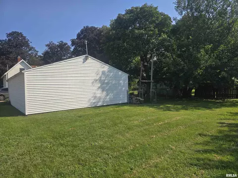 Exterior - 146 E Hickory St, Canton, IL 61520 photo 11 of 13