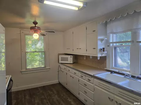 Kitchen - 146 E Hickory St, Canton, IL 61520 photo 3 of 5