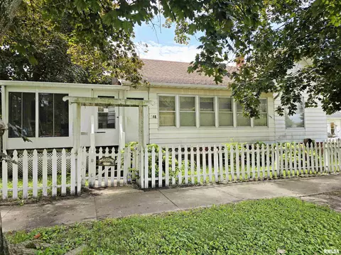 Exterior - 146 E Hickory St, Canton, IL 61520 photo 2 of 13
