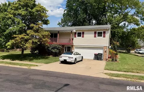 2109 Sunset Dr, Pekin, IL 61554