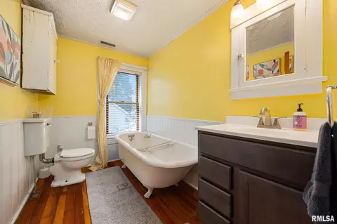 Bath - 412 E Monroe St, Morton, IL 61550 photo 2 of 3