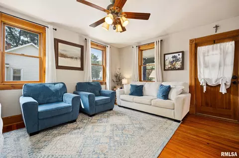 Living - 412 E Monroe St, Morton, IL 61550 photo 1 of 6