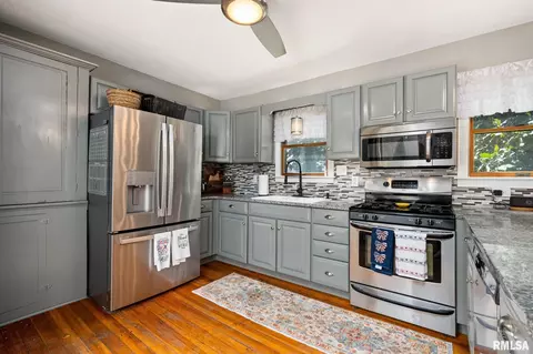 Kitchen - 412 E Monroe St, Morton, IL 61550 photo 2 of 3