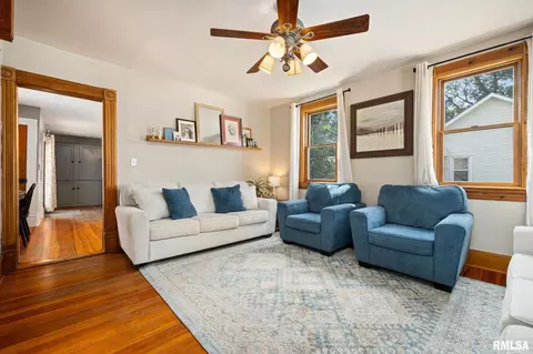 Living - 412 E Monroe St, Morton, IL 61550 photo 2 of 6