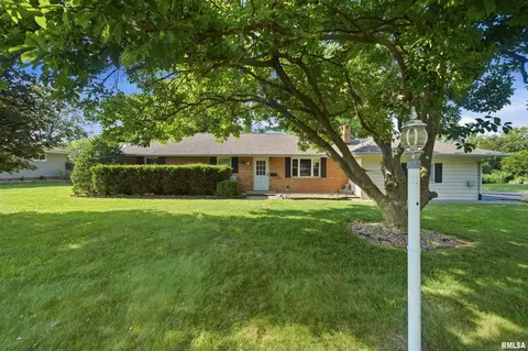 2618 W Westport Rd, Peoria, IL 61615