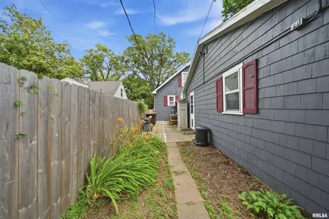 Exterior - 301 N 5th St, Dunlap, IL 61525 photo 5 of 8