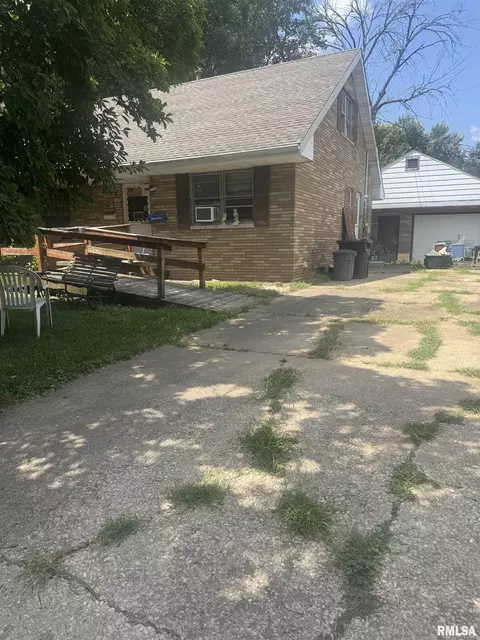 1511 S 7th St, Pekin, IL 61554