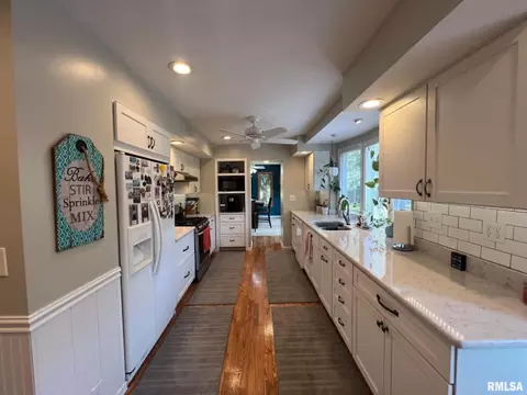 Entry Way - 109 Kurlene Dr, Macomb, IL 61455 photo 3 of 7