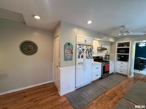 Entry Way - 109 Kurlene Dr, Macomb, IL 61455 photo 4 of 7