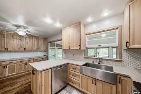 Kitchen - 16279 E Cherokee Rd, Cuba, IL 61427 photo 4 of 4
