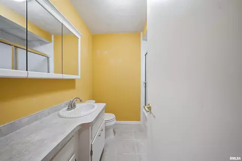 Bath - 16279 E Cherokee Rd, Cuba, IL 61427 photo 2 of 3