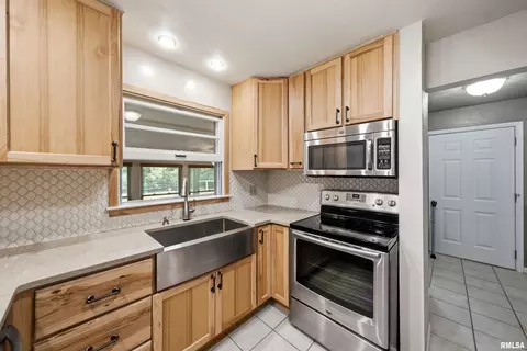 Kitchen - 16279 E Cherokee Rd, Cuba, IL 61427 photo 3 of 4