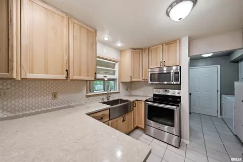 Kitchen - 16279 E Cherokee Rd, Cuba, IL 61427 photo 2 of 4