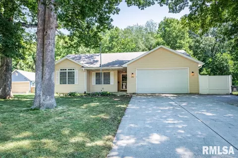110 N Inglewood Dr, East Peoria, IL 61611